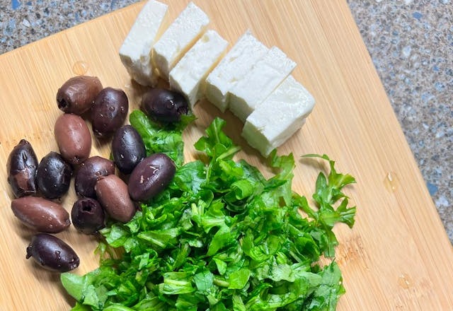 Masline, branza feta si salata verde