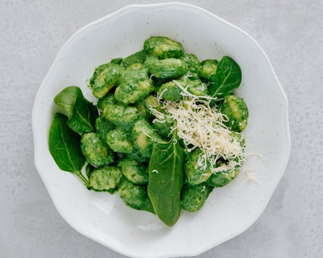 Legume verzi pe o farfurie