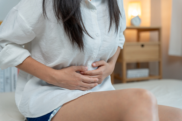 Persoana cu durere de stomac