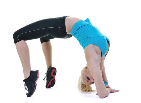 femeie care face podul