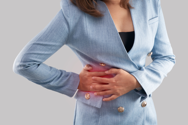 Femeie cu durere intr-o parte