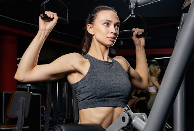 Femeie care ridica greutati la sala