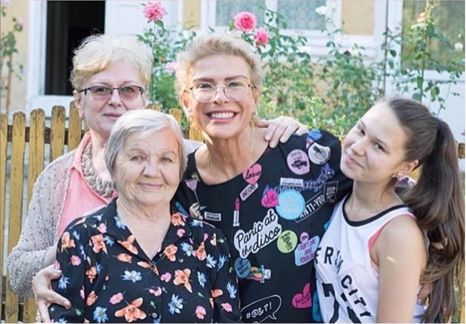 Teo Trandafir alături de mamă, bunică și fiică. Patru generații într-o singură poză