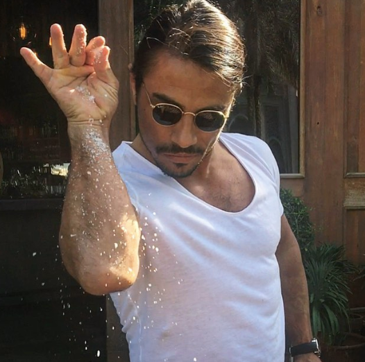 Salt Bae în timp ce pune sare pe friptura otomană