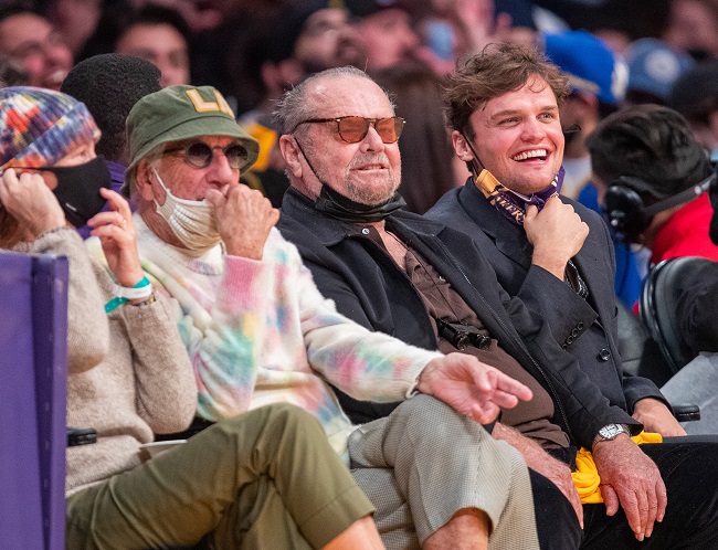 Jack Nicholson la meciul celor de la Los Angeles Lakers, zâmbitor, alături de fiul său Ray