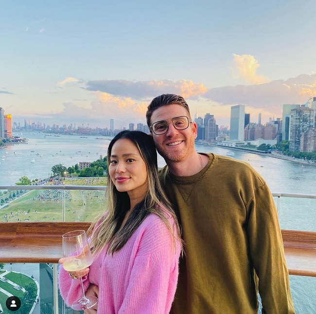 Jamie Chung și Bryan Greenberg, îndrăgostiți și fericiți, la o terasă cu priveliște