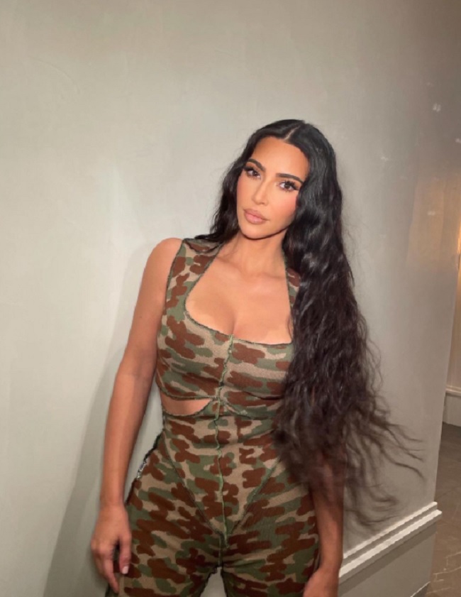 Kim Kardashian în prezent, după ce a suferit numeroase transformări