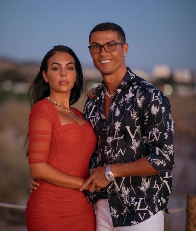 Cristiano Ronaldo și Georgina Rodriguez îmbrățișați