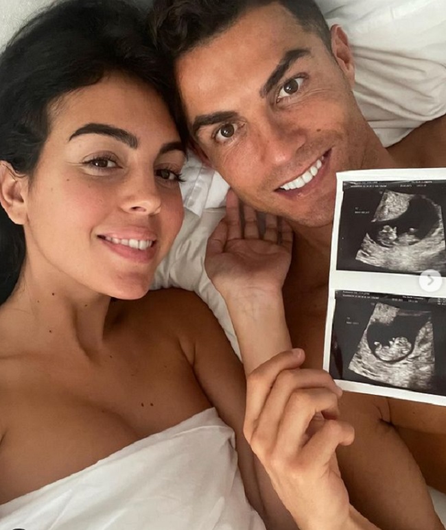 Cristiano Ronaldo și Georgina Rodriguez, arătând ecografia cu gemenii