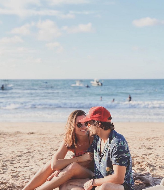 Jon Ecker și iubita lui, Laura James, la plajă
