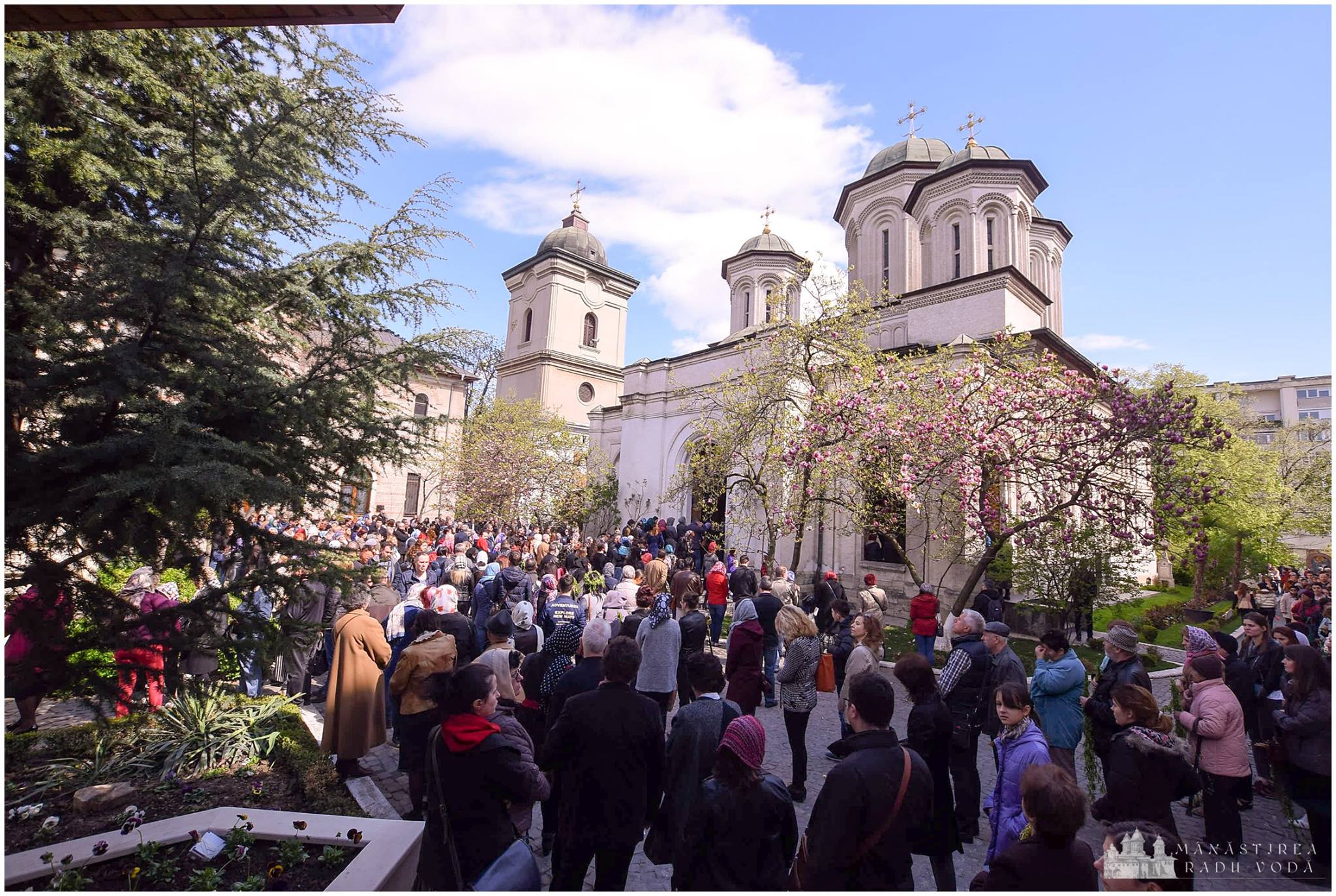 Mănăstirea Radu Vodă din București, plină de credincioși