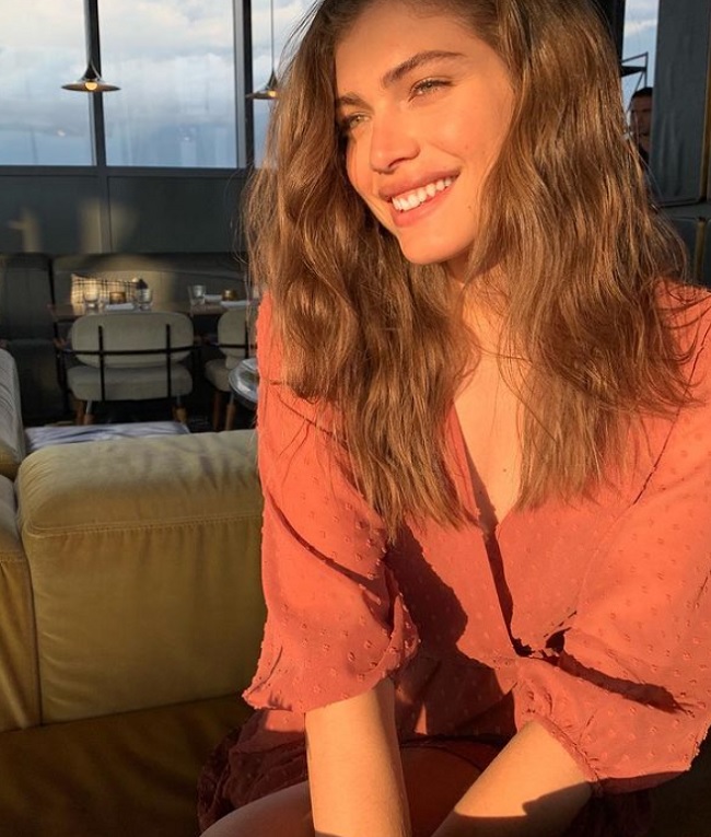 Valentina Sampaio, zâmbitoare în lumina soarelui