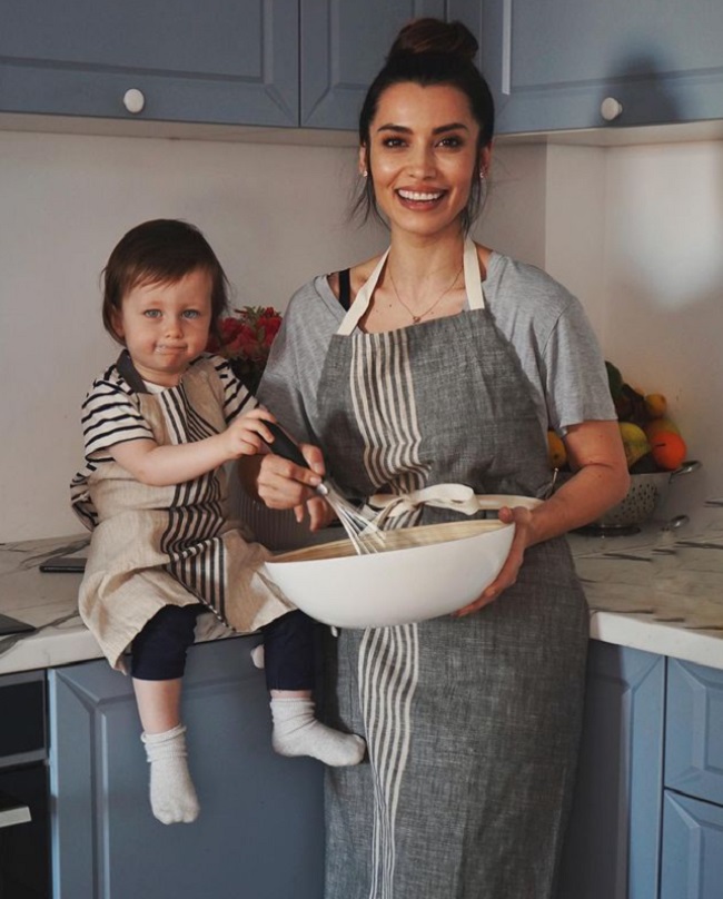 Lili Sandu și fiul ei în bucătărie