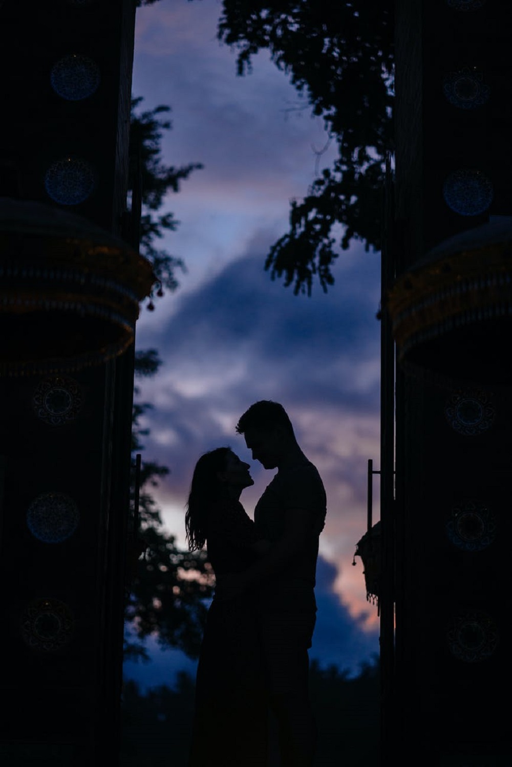 Silueta unui cuplu imbratisat fotografiat în întuneric