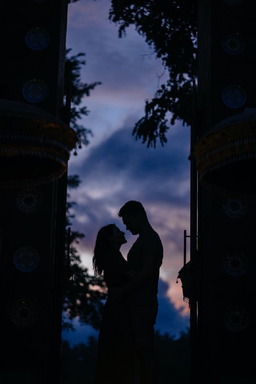 Silueta unui cuplu imbratisat fotografiat în întuneric