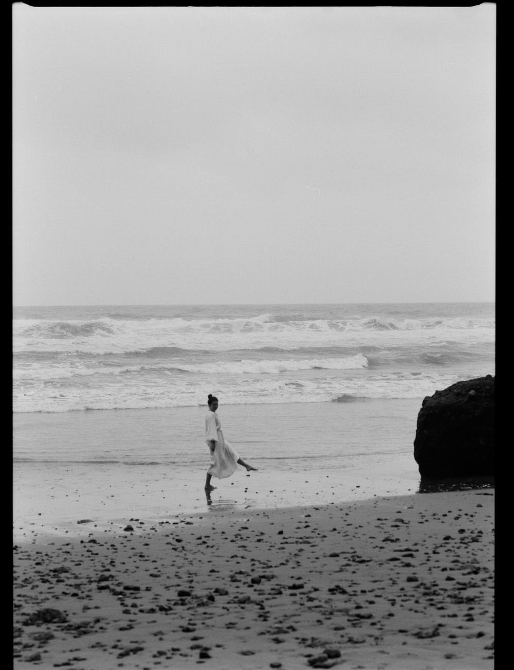 Femeie singură pe plajă