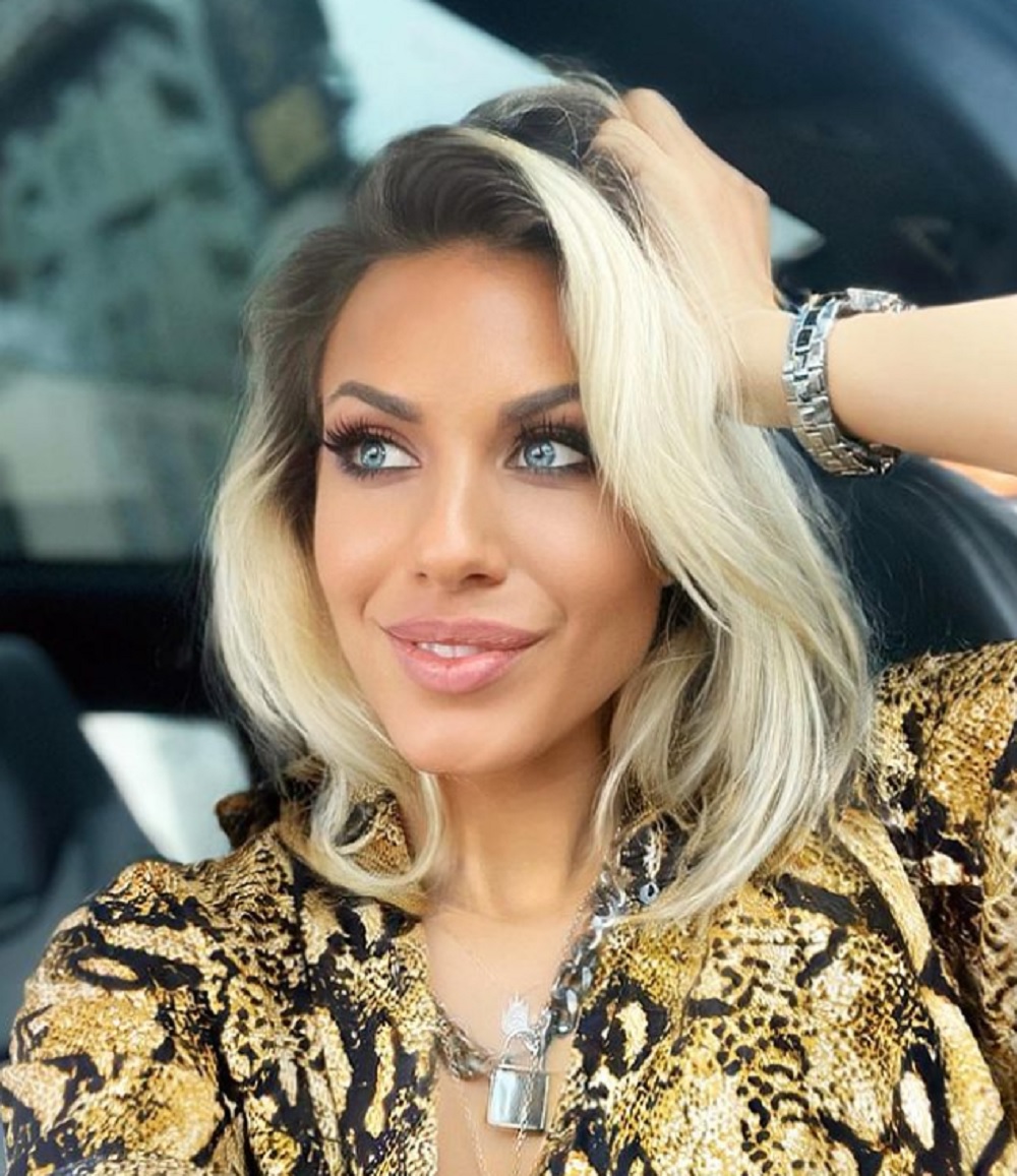 Amna, selfie în mașină