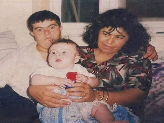 Medicul stomatolog Sader în copilărie, alături de mamă și de tatăl cu sindrom Down