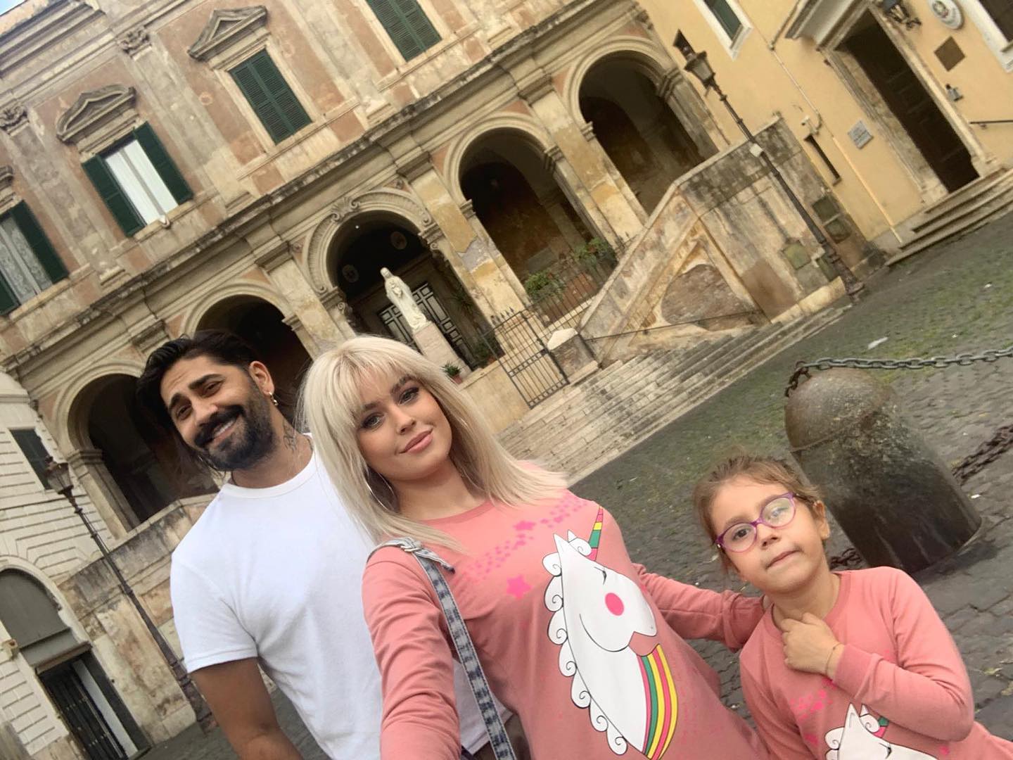 Connect-R în vacanță, fericit alături de fosta lui soție Misha și de fiica lor Maya