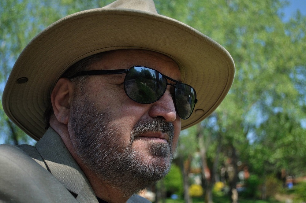 Victor Socaciu, în natură, cu ochelari de soare și pălărie