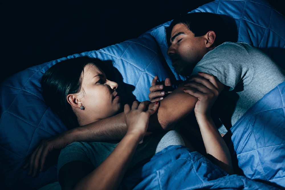 Femeie deranjată de comportamentul soțului său din timpul somnului