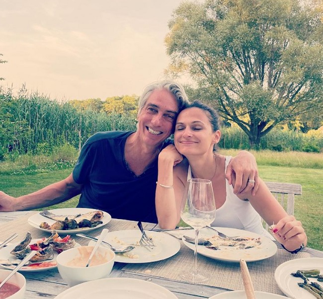 Alina Vandenberghe și soțul ei american, fericiți la un prânz în aer liber