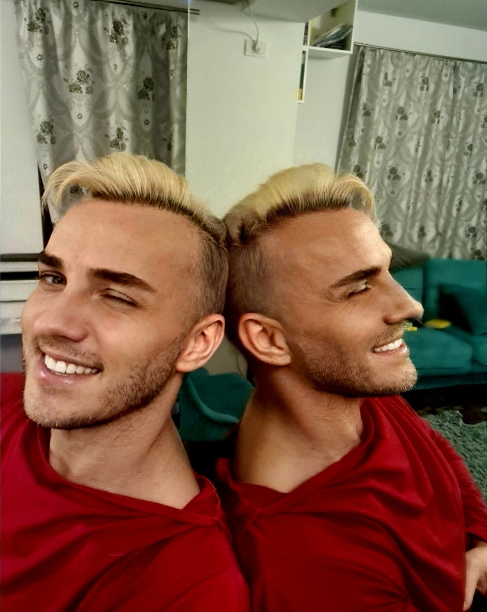 Mihai Trăstariu, blond și cu un zâmbet larg, fotografie în oglindă
