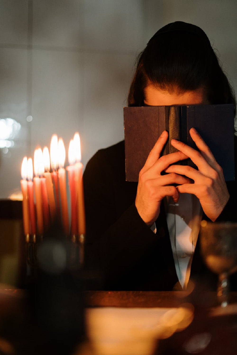 Femeie care se roagă cu ardoare, ținând o Biblie în mână