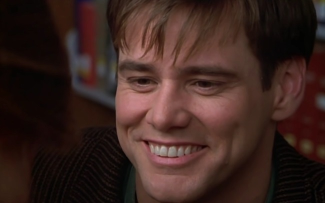 Jim Carrey zâmbitor, interpretându-l pe Truman Burbank în „The Truman Show”