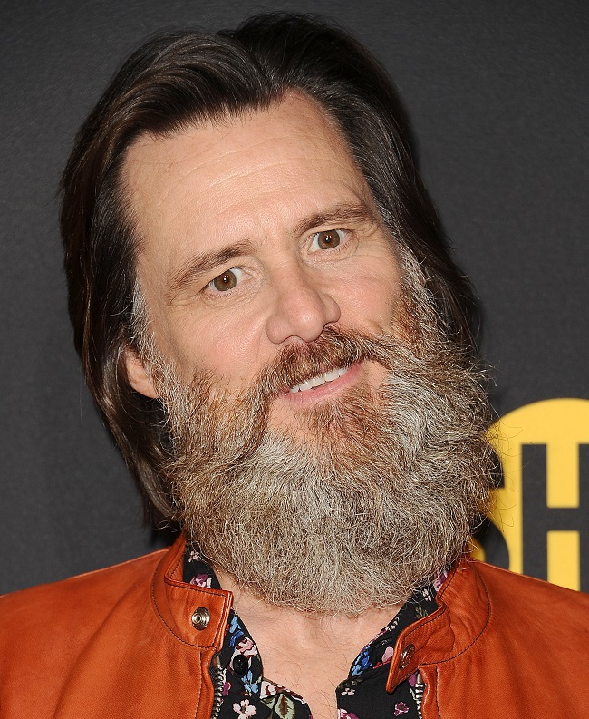 Jim Carrey în prezent, cu un nou look, cu barbă grizonată și păr mai lung