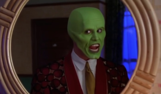 Jim Carrey în oglindă, interpretând celebrul său personaj din „The Mask”