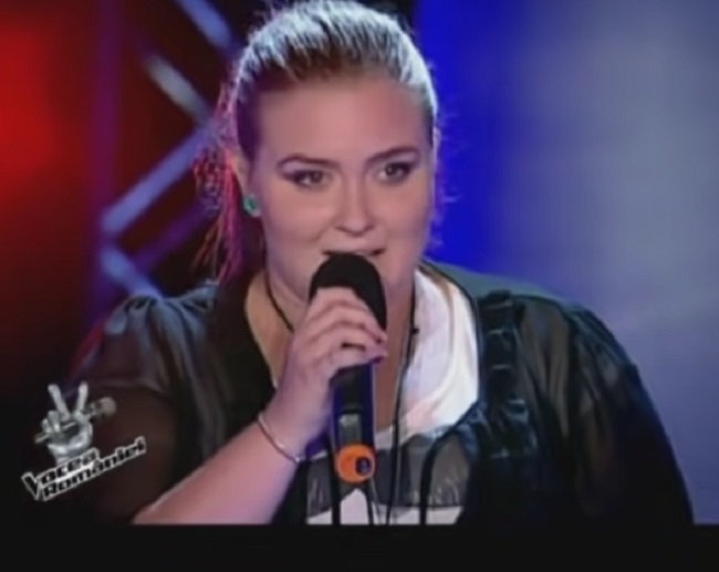Oana Radu, interpretând o piesă la „Vocea României” în anul 2012, cu kilograme în plus și fără prea mult machiaj