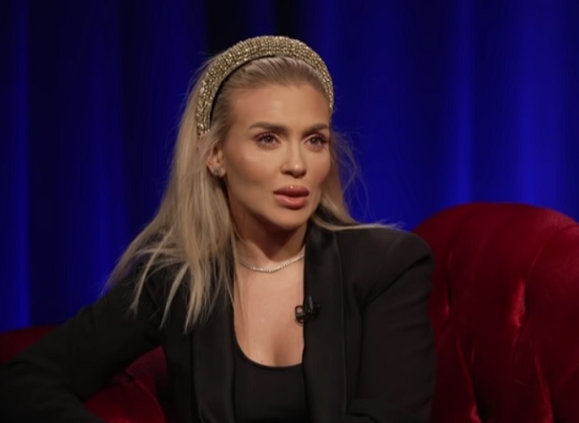 Oana Radu în cadrul interviului de la emisiunea „În Oglindă”, îmbrăcată în negru și cu o cordeluțe din perle pe cap.
