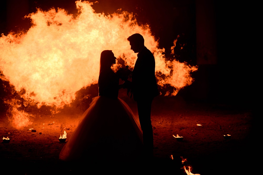 Miri care stau în întuneric, lângă un foc mare și își exprima dragostea pasională, obsesivă.