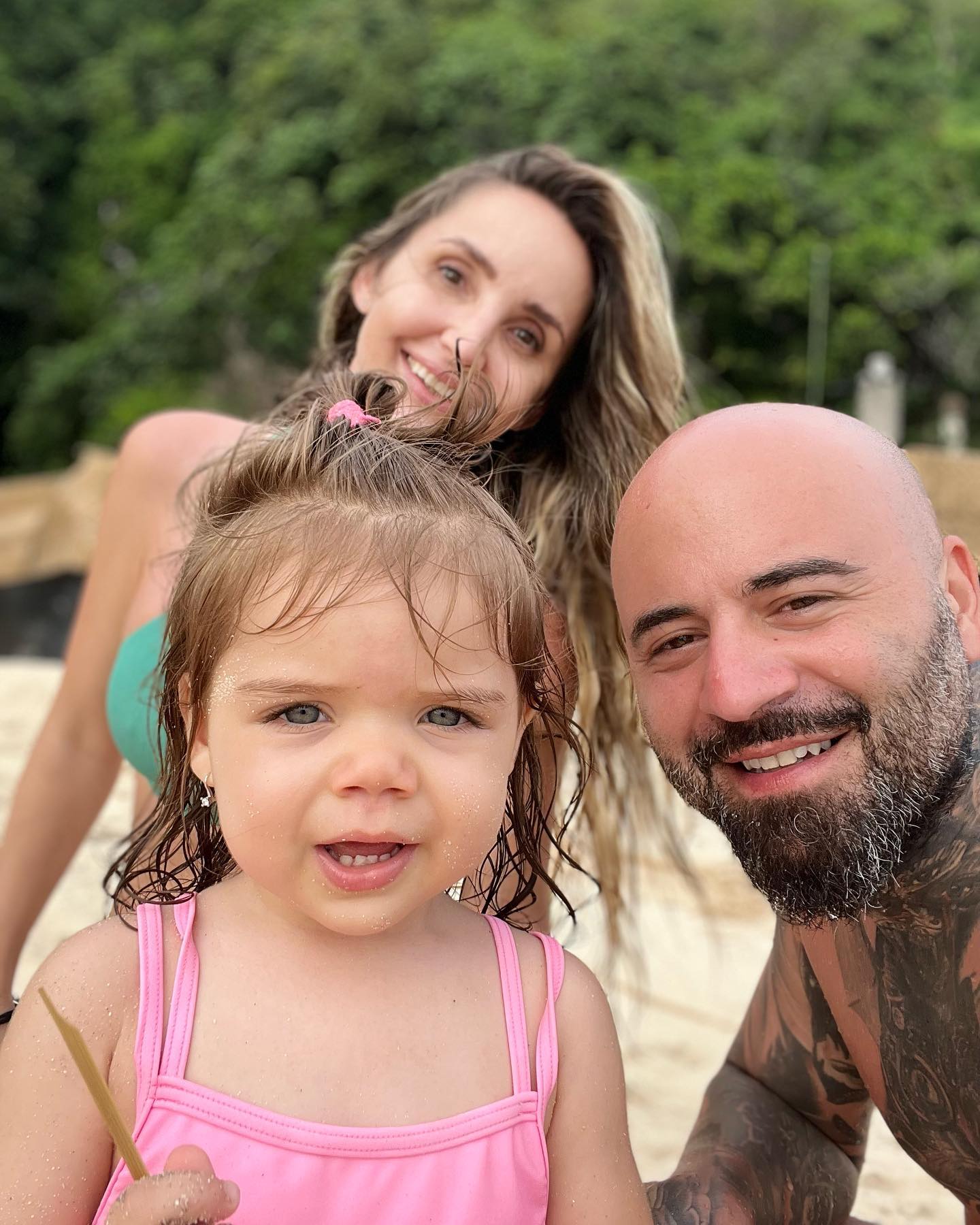 Matteo la plajă cu iubita lui Elena Neagu și fiica lor de doi ani.