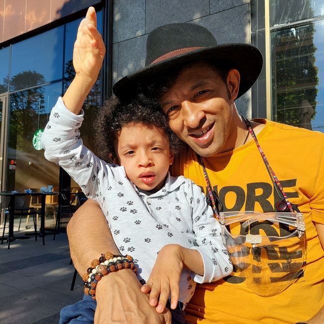 Kamara fericit alături de fiul său Leon