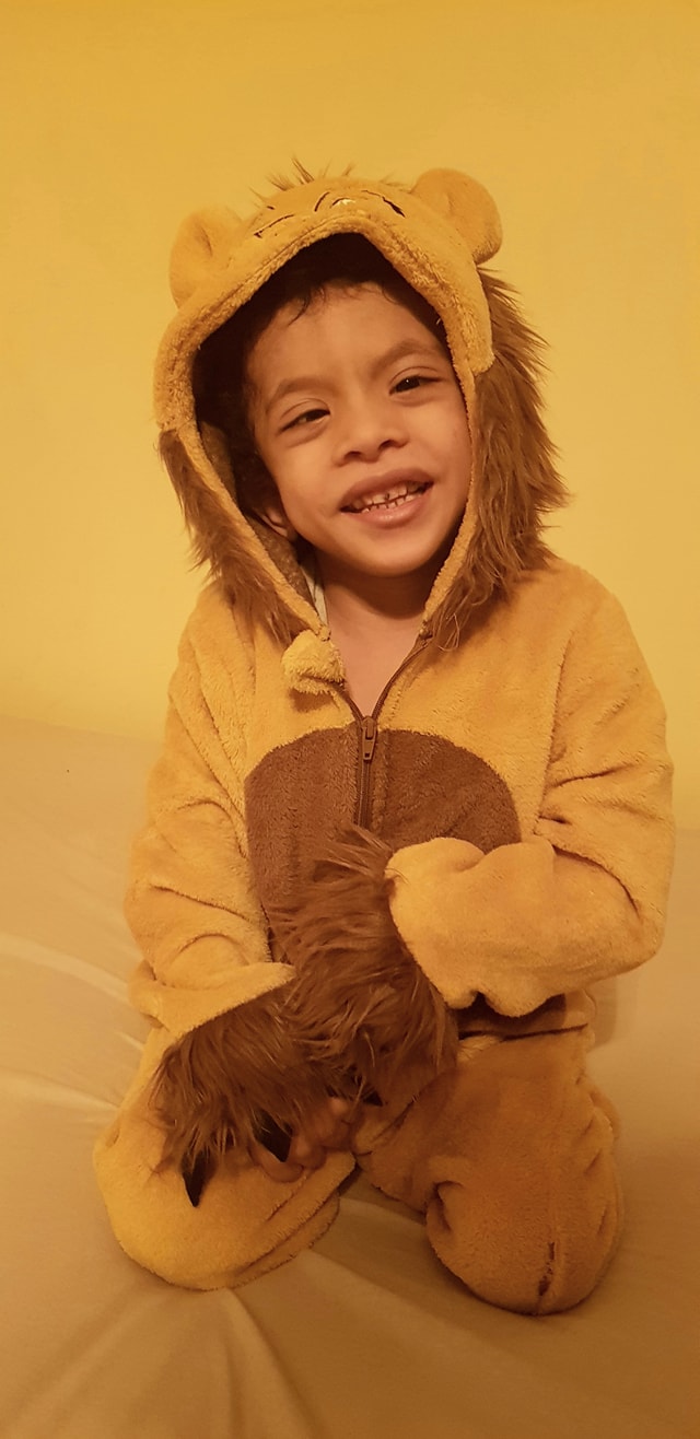 Leon, fiul lui Kamara, îmbrăcat într-un costum de leu.
