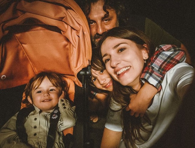 Dana Rogoz zâmbitoare alături de soț și copii, în timpul vacanței în Thailanda.