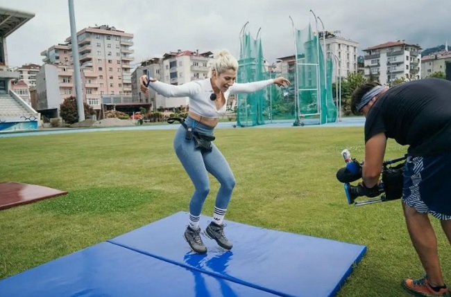 Lidia Buble, purtând colanți mulați care îi arată formele și silueta, în timpul unei probe din cadrul competiției Asia Express
