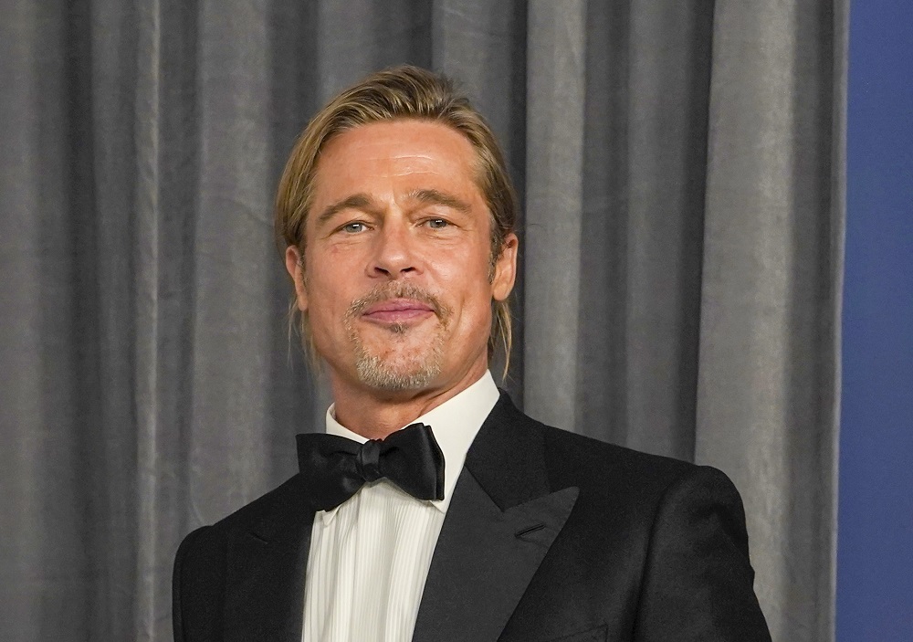 Brad Pitt la o sedință foto în sala de presă de la premiile Oscar, duminică, 25 aprilie 2021, la Union Station din Los Angeles.