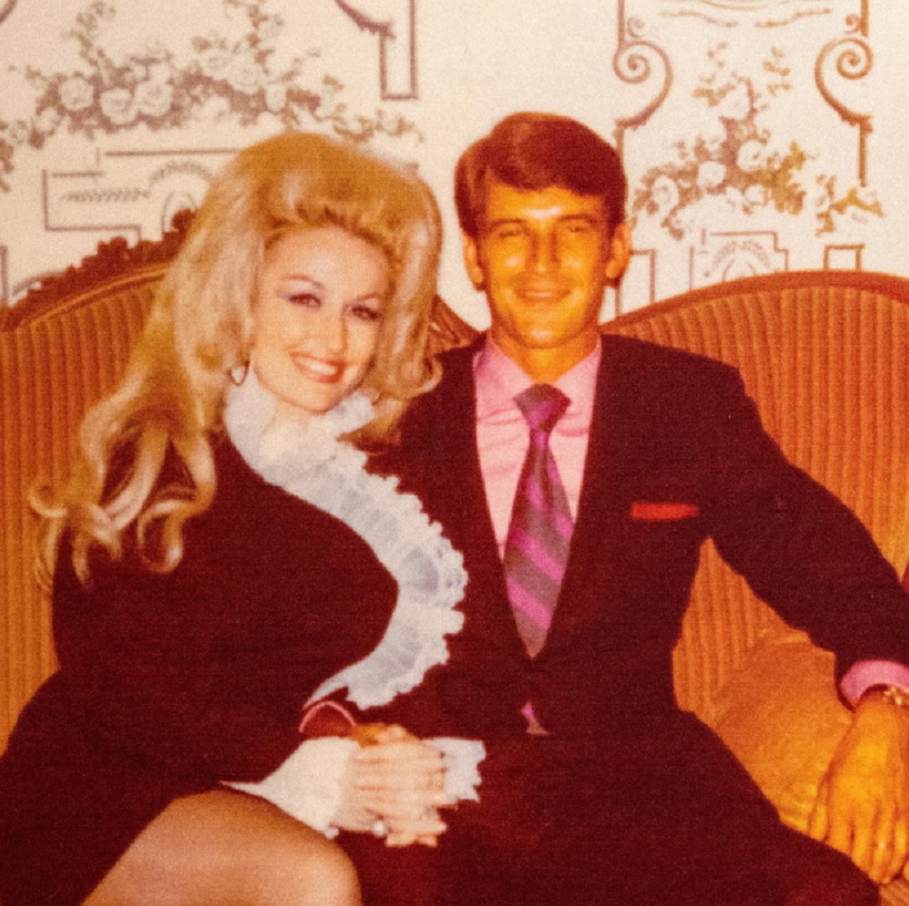 Dolly Parton și soțul ei, într-o poză veche de familie, de pe vremea când erau tineri.