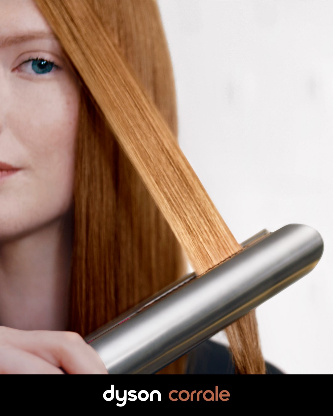 Femeie roșcată care își îndreaptă părul cu placa de păr Dyson Corrale