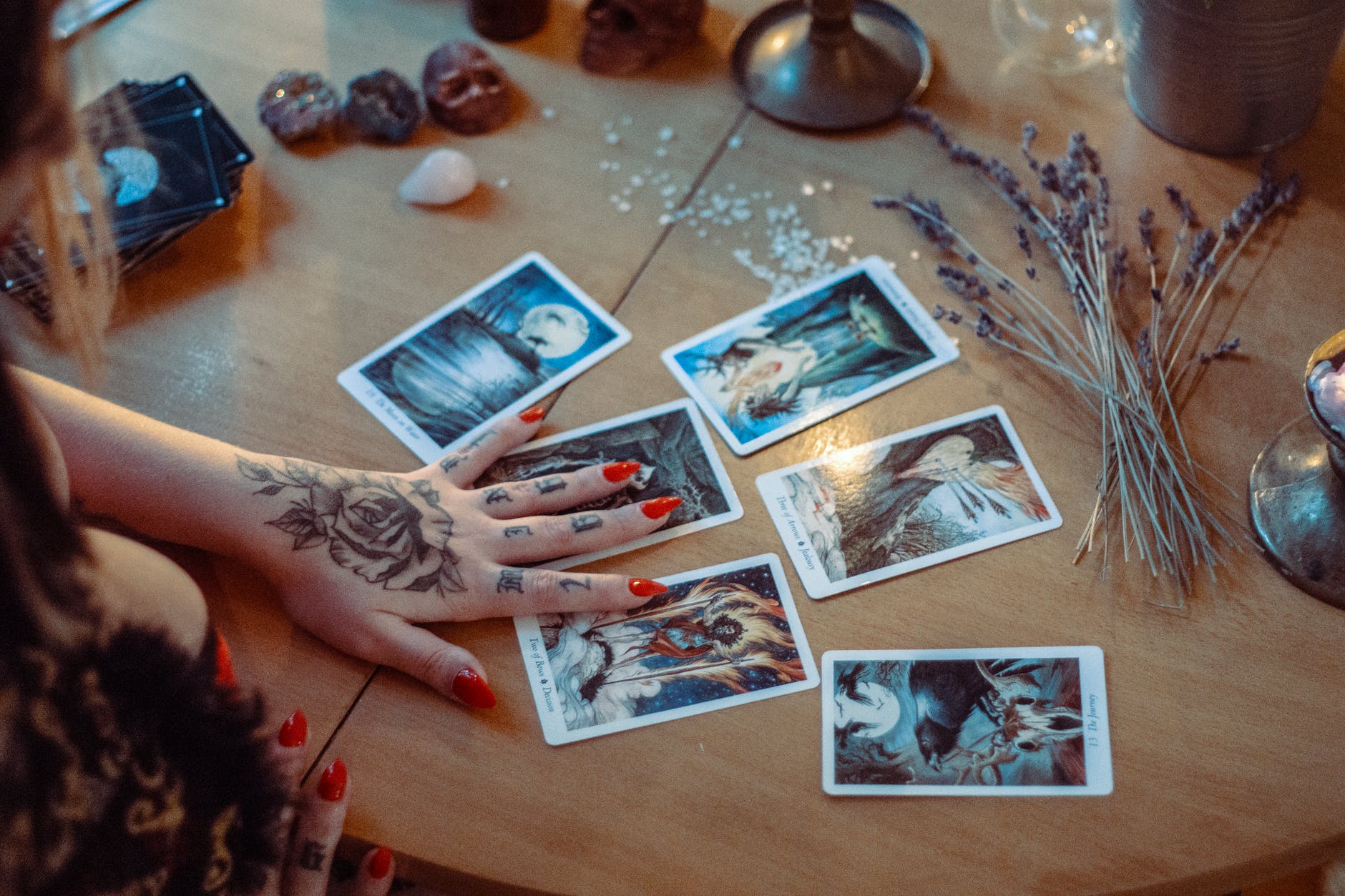 Femeie care vrea să afle viitorul din cărțile de Tarot întinse pe masă