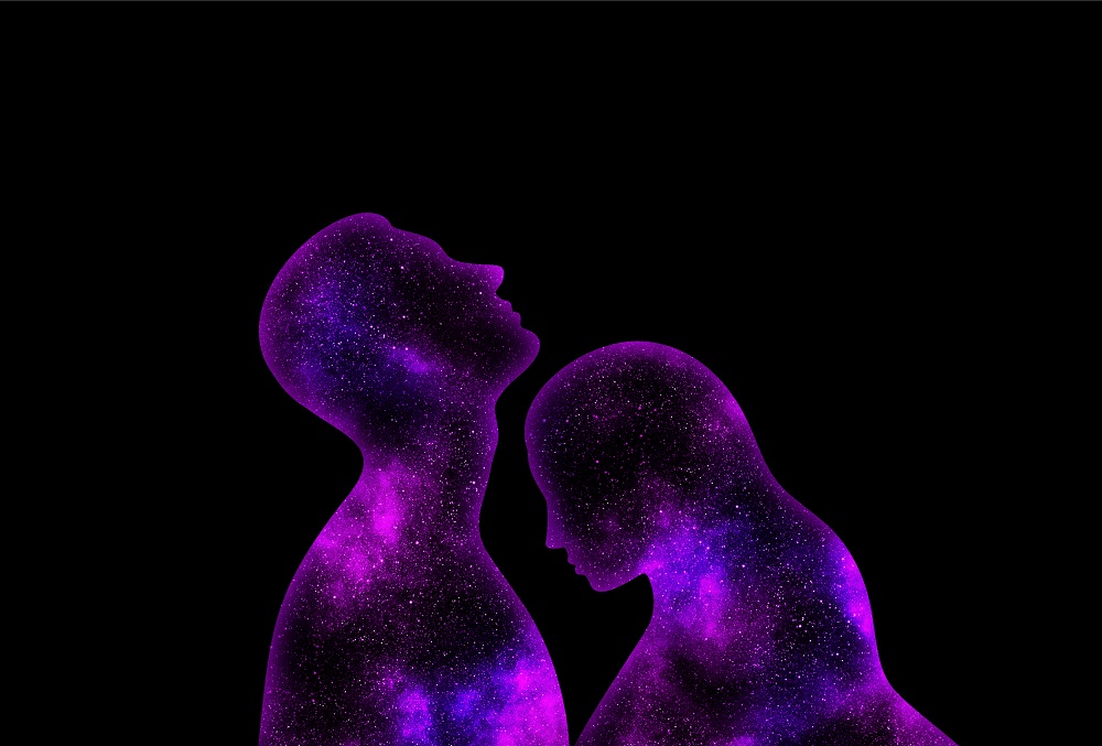 Ilustrație cuplu în care siluetele partenerilor sunt realizate din culori și forme care reprezintă universul