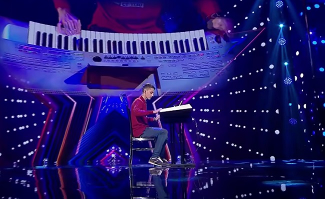 Emanuel Ion, interpretând o melodie la orgă pe scena emisiunii „Românii au talent”