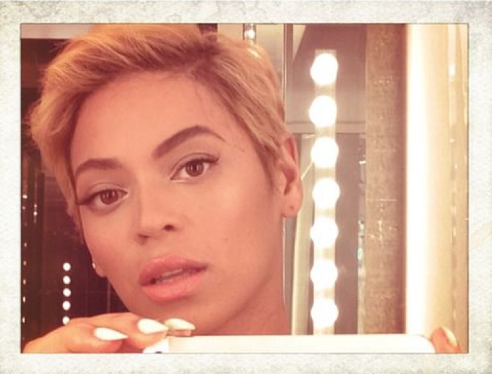 Beyonce, selfie în oglindă, în anul 2013 când s-a tuns băiețește