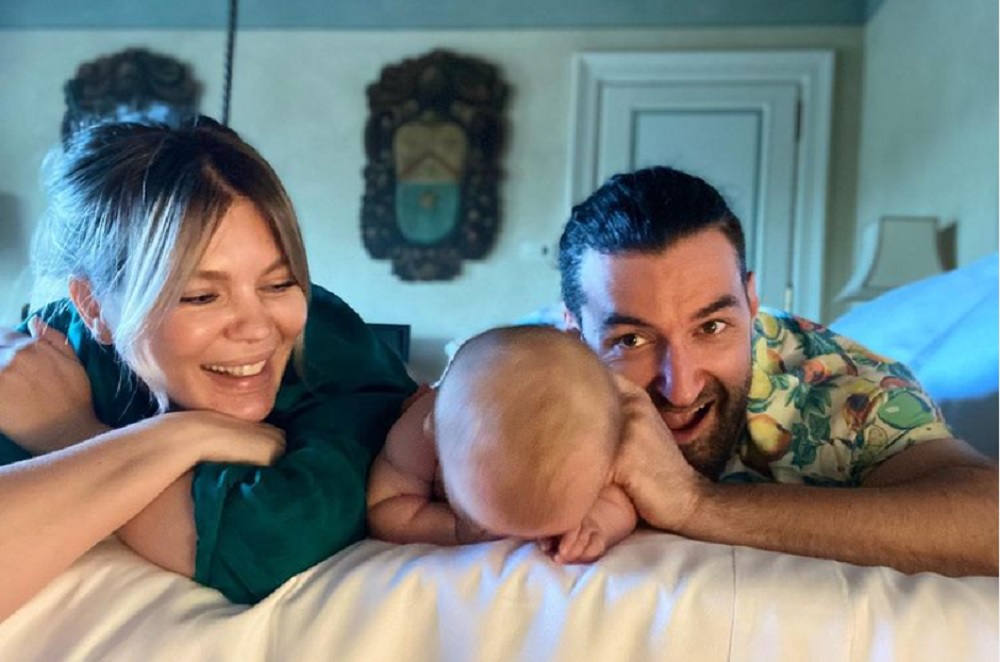 Smiley și Gina Pistol, fericiți în pat, alături de fiica lor Josephine