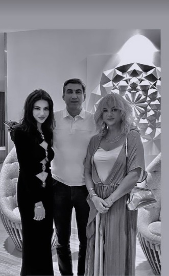 Cristina Ich, alături de socrii ei, soții Maria și Victor Pițurcă