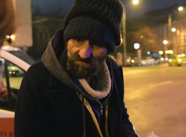 Nevoiaș îmbrăcat gros ca să suporte gerul