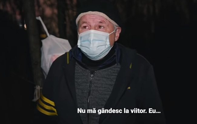 Bărbat fără locuință care doarme într-un cort amplasat lângă Gara Băneasa